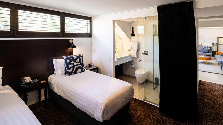 2404 QPBH Room 19 008