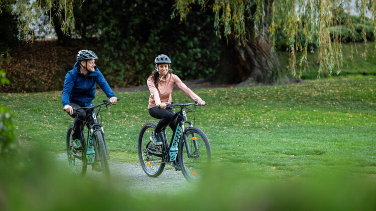 Couple biking queenstown